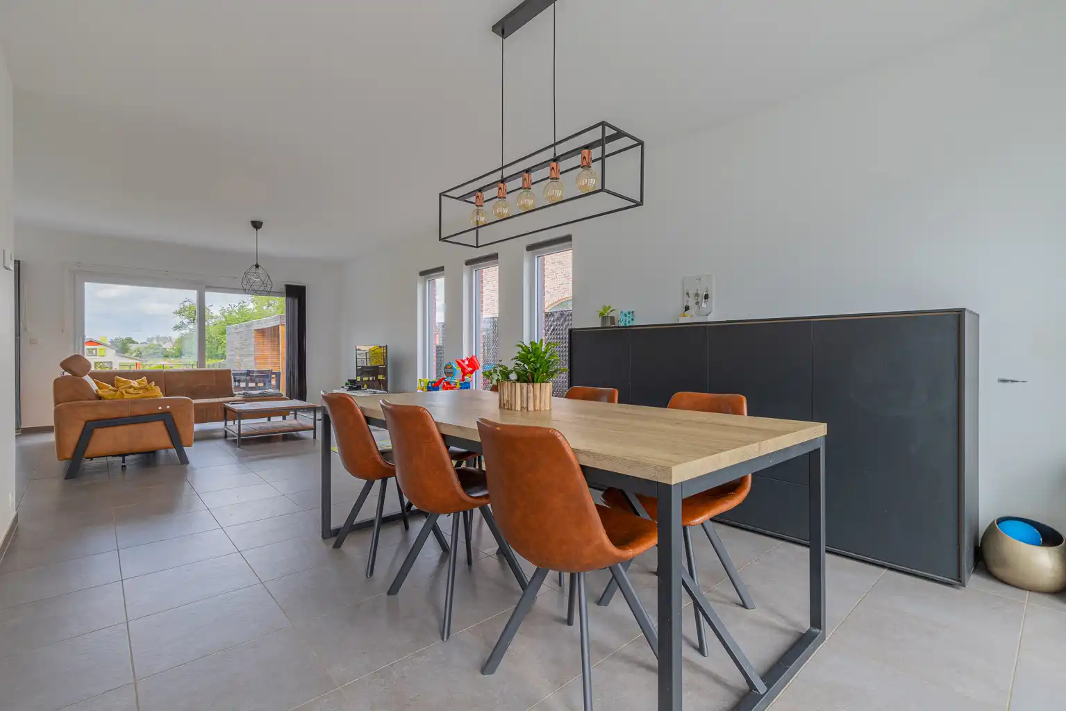 Recente driegevelwoning met zonnepanelen en vloerverwarming foto 2