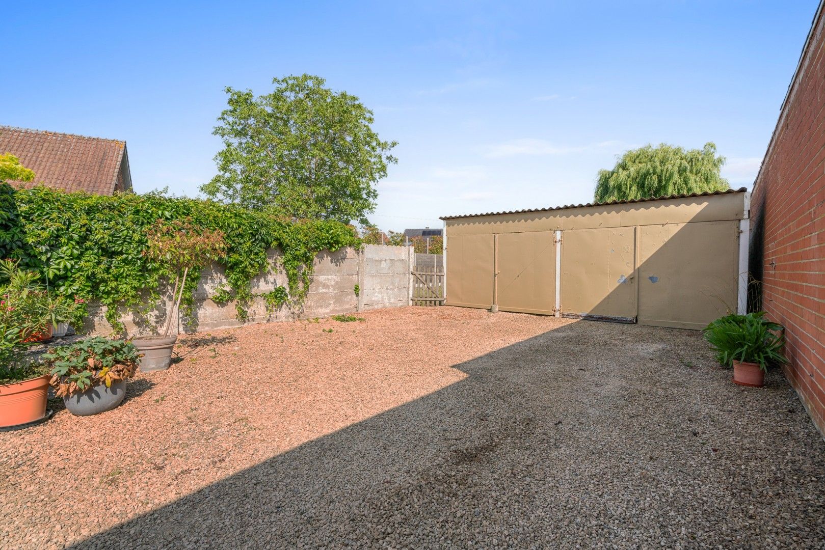 Halfopen woning met tuin en garages in het centrum van Nevele! foto 6