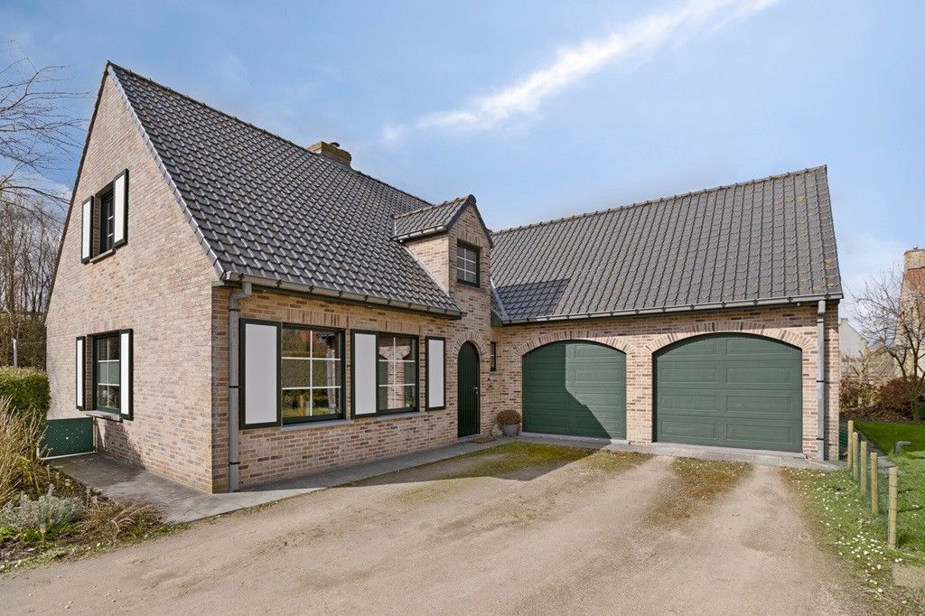 VEURNE: Stijlvolle en tijdloze villa in residentiële wijk met 4 slpks (waarvan 1 glvl.), 2 badk., dubbele garage en zonnige inplanting op 1.034m² grondopp. foto 2
