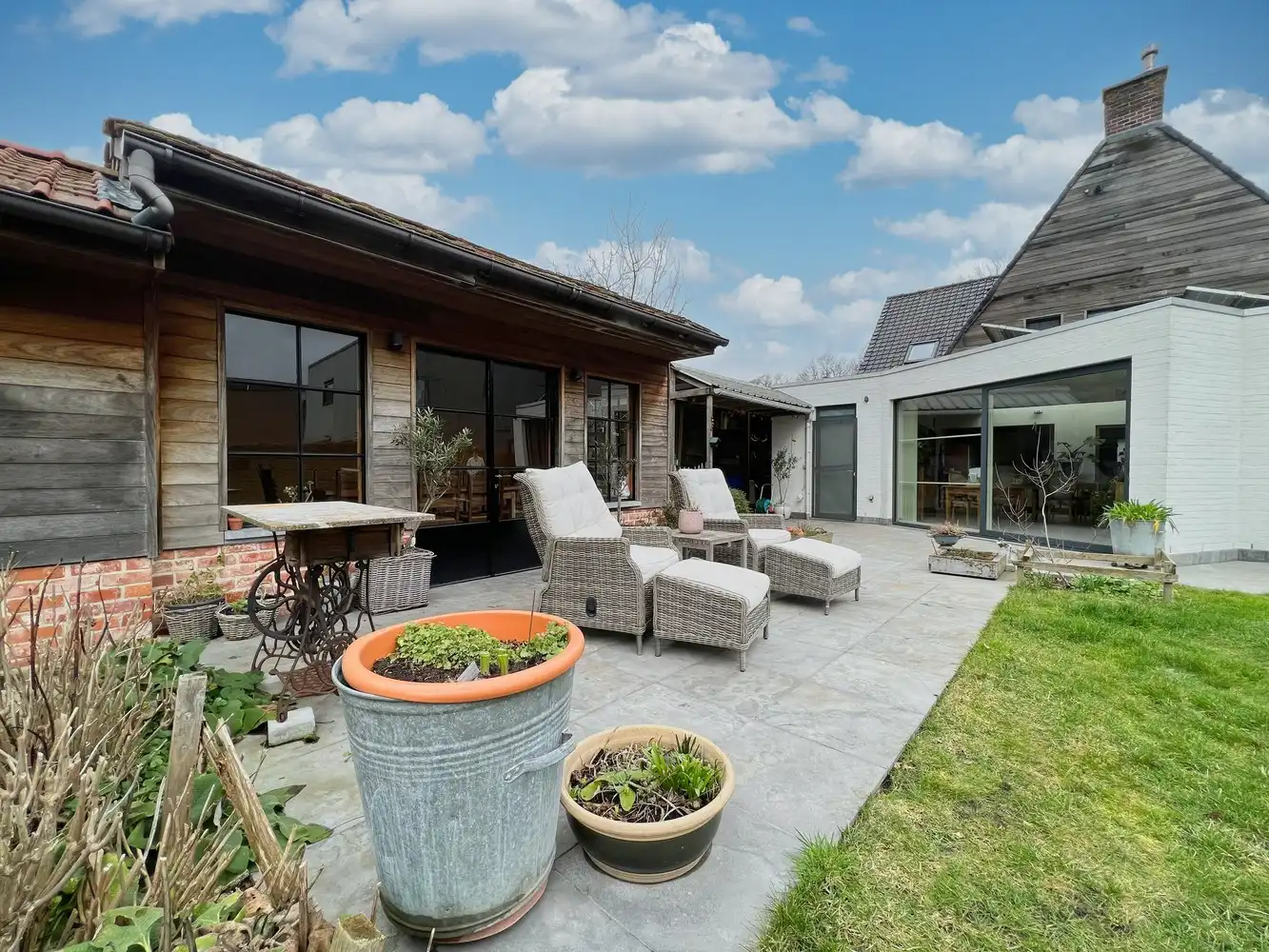 Unieke, karaktervolle woning (4 slpks) met tuin (750m²) foto {{pictureIndex}}