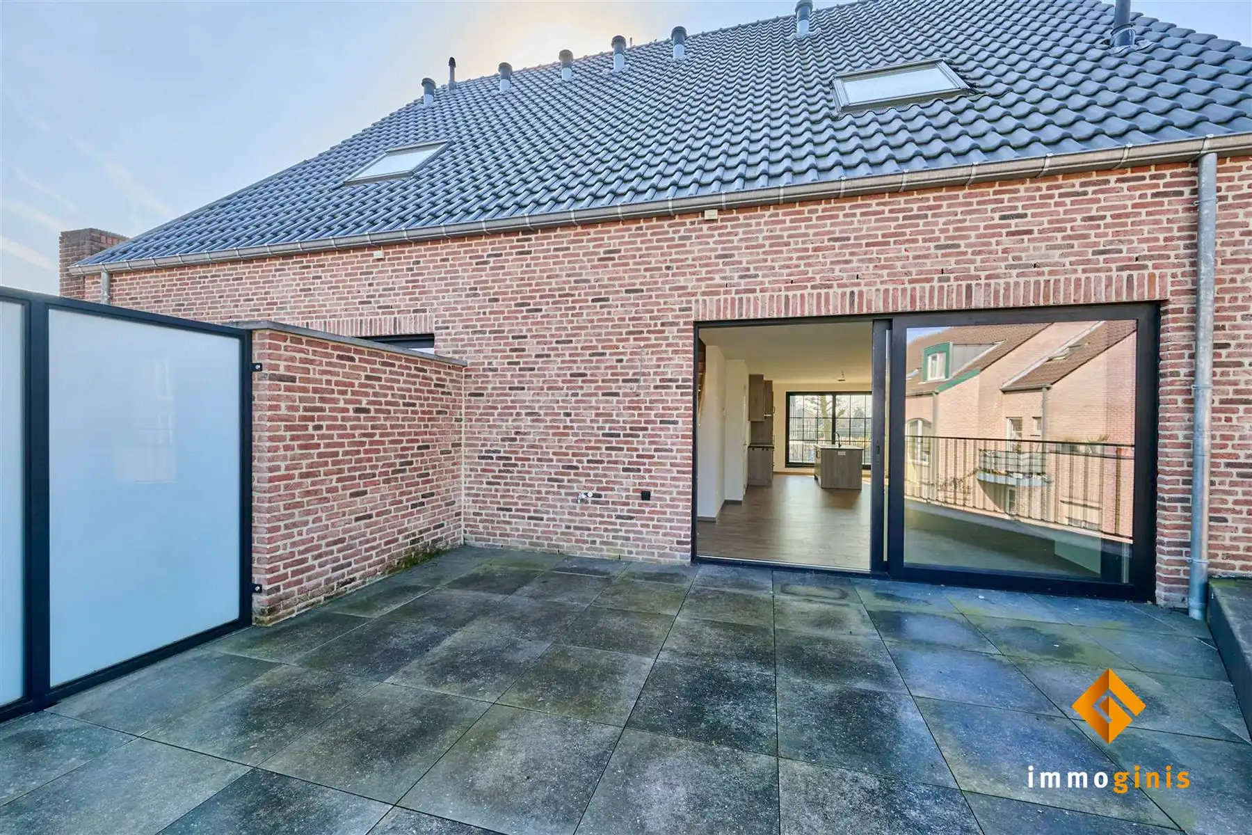 Ruim duplexappartement met 2 slaapkamers, groot terras, kelderberging en carport. foto 12