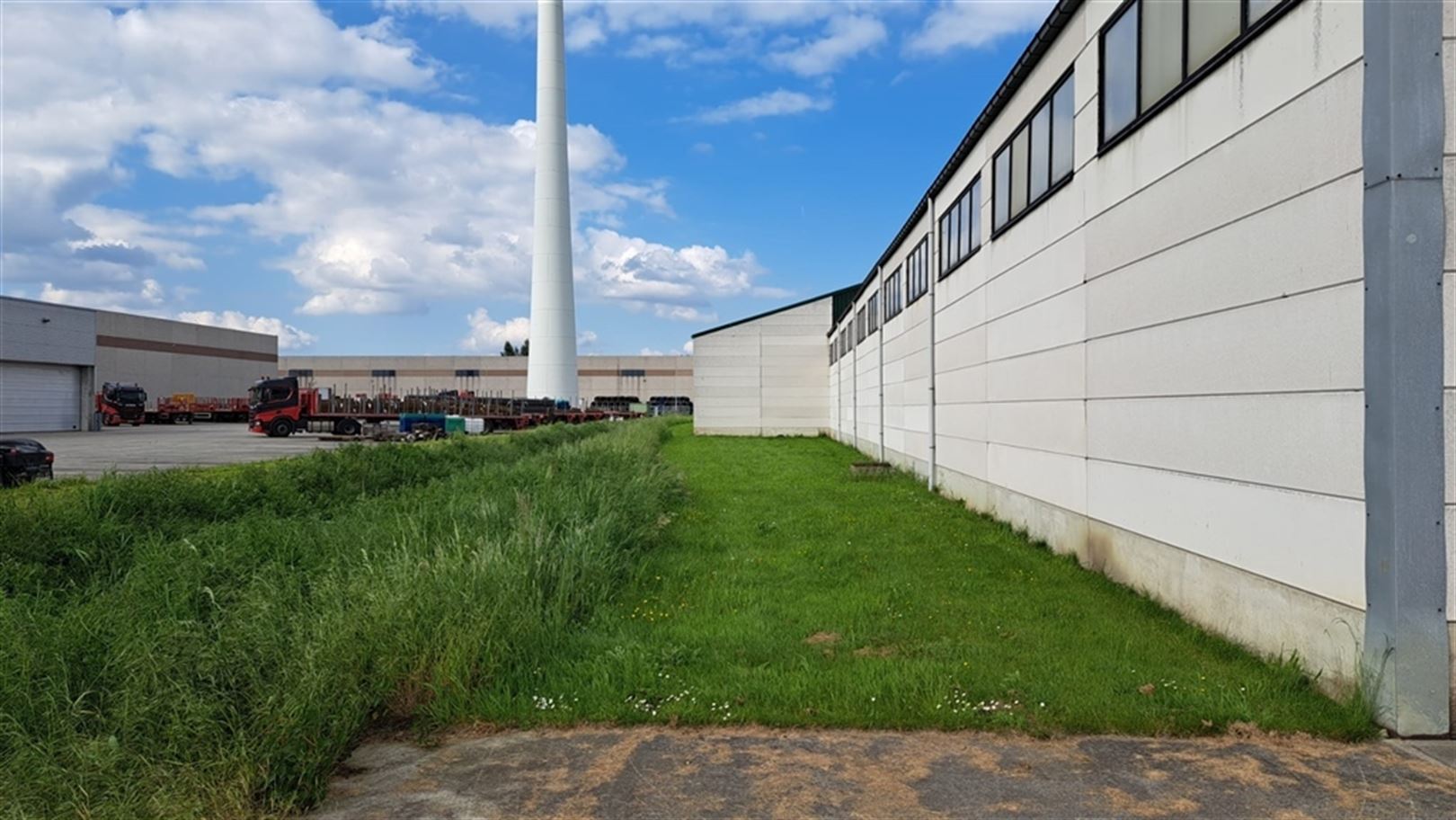 Industrieel bedrijvencomplex met laad- en loskades foto 8