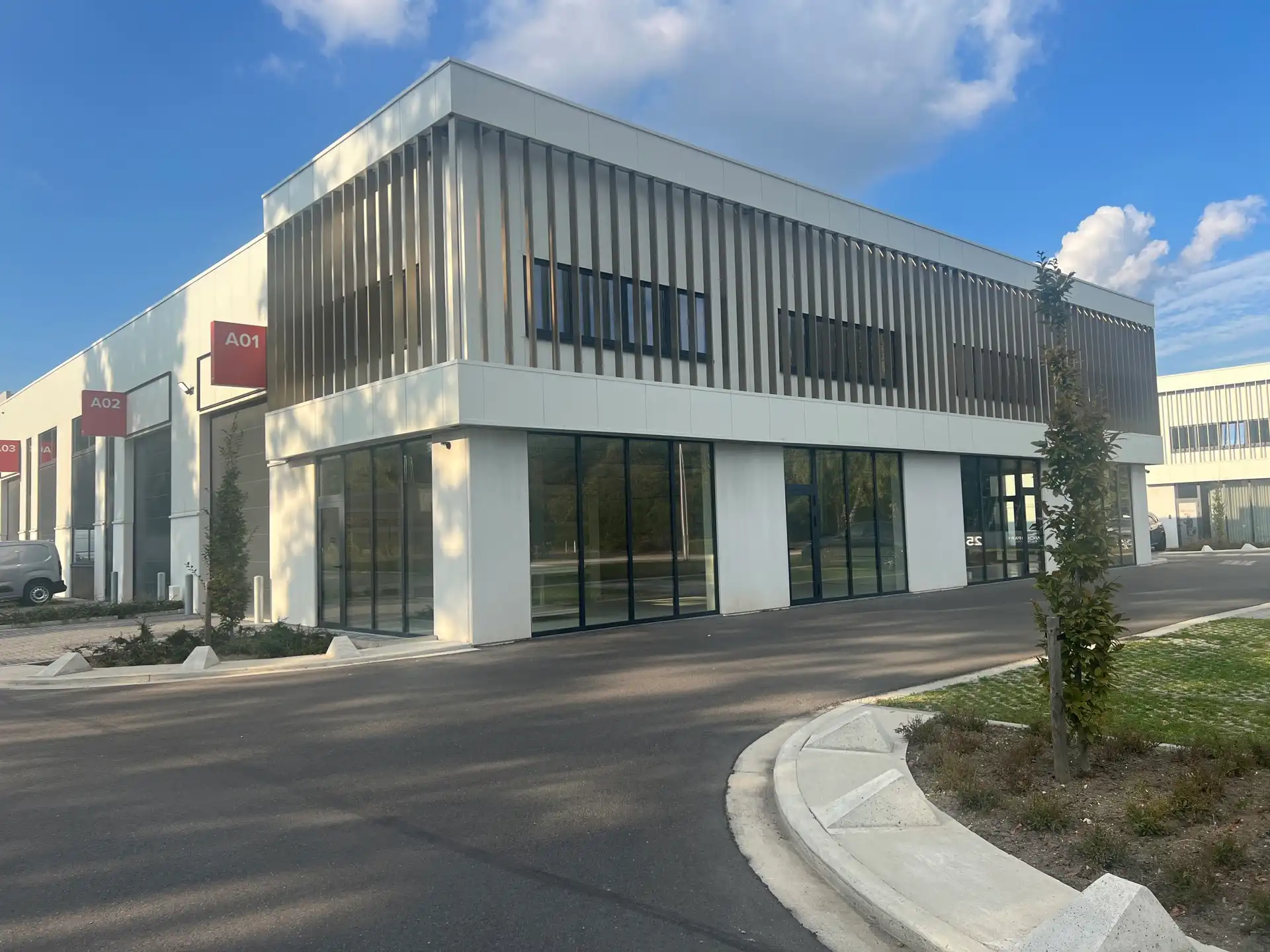 MODERNE KMO-UNIT MET SHOWROOM/KANTOOR IN GENK foto 6