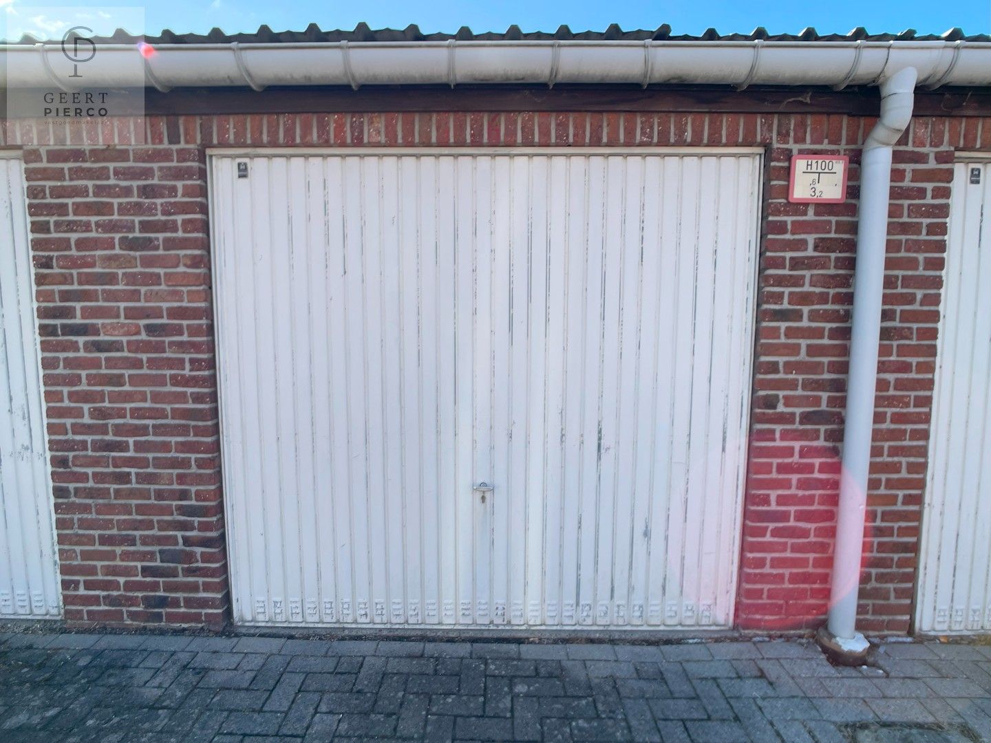 Deze opbrengsteigendom voorziet zeven afgesloten garageboxen en één open autostaanplaats. Gelegen te midden van een woonwijk is de huurgarantie bijna een absolute zekerheid! foto 3