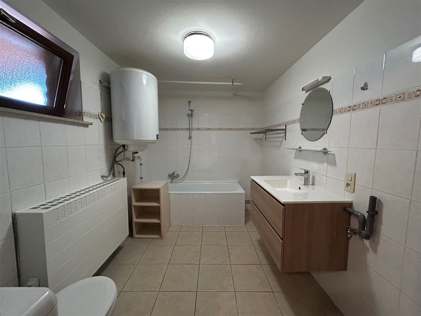 Ruim appartement met 2 slaapkamers en terrasje aan de Markt van Maaseik foto 8