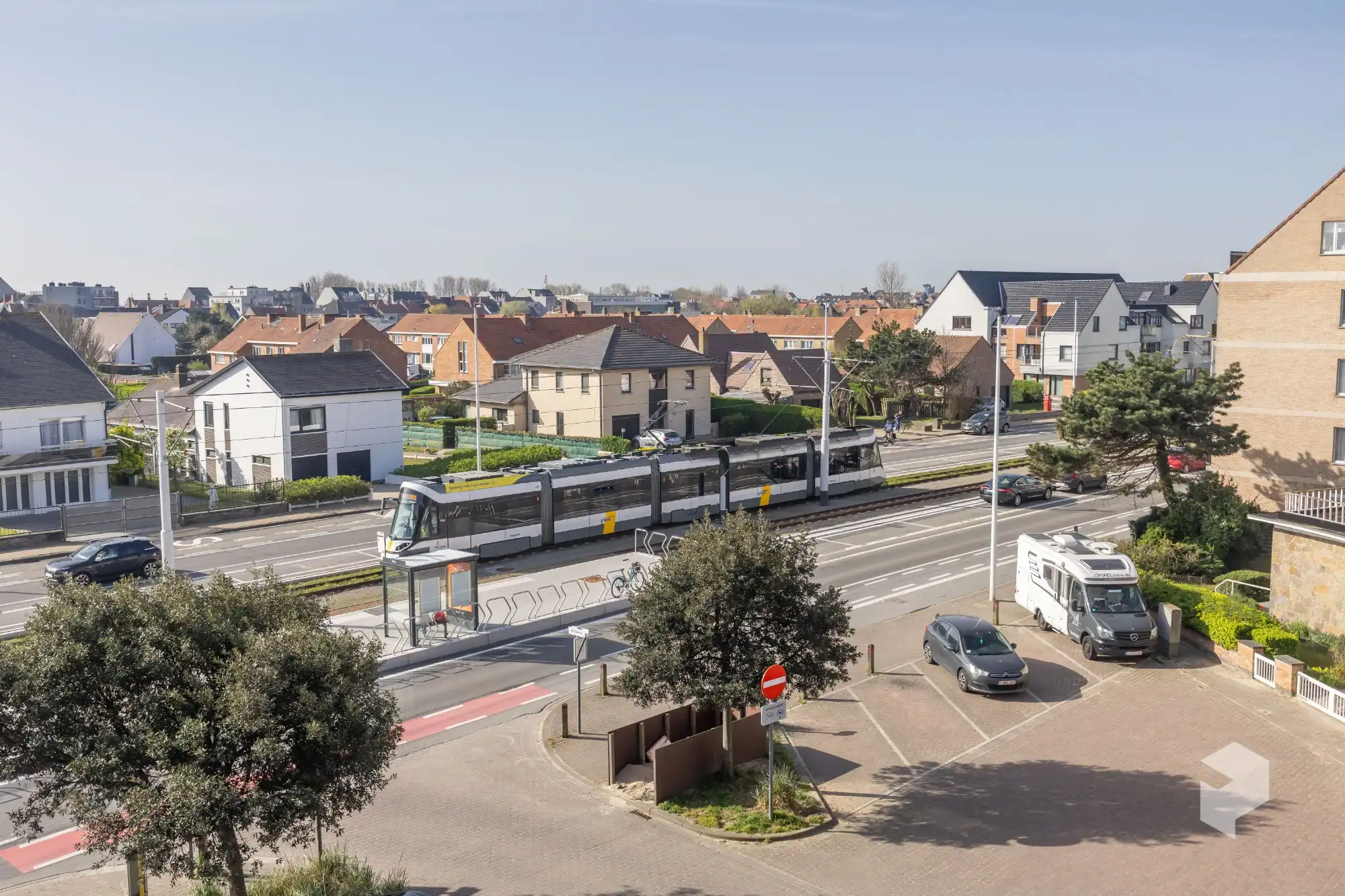 Goed gelegen ruim vernieuwd 2 slaapkamer appartement met terras en grote berging. foto 5
