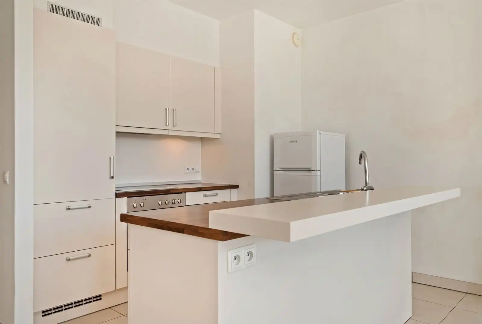 Stijlvol en volledig gemeubeld 2 slaapkamer appartement op toplocatie! foto 3