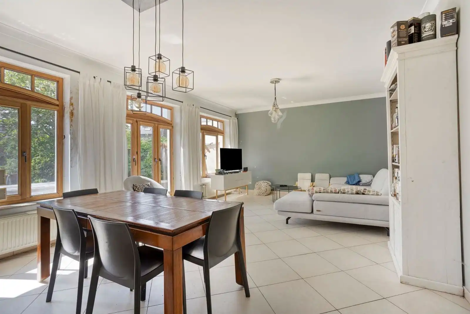 Ruime woning met 5 slaapkamers,tuin en garage foto 3