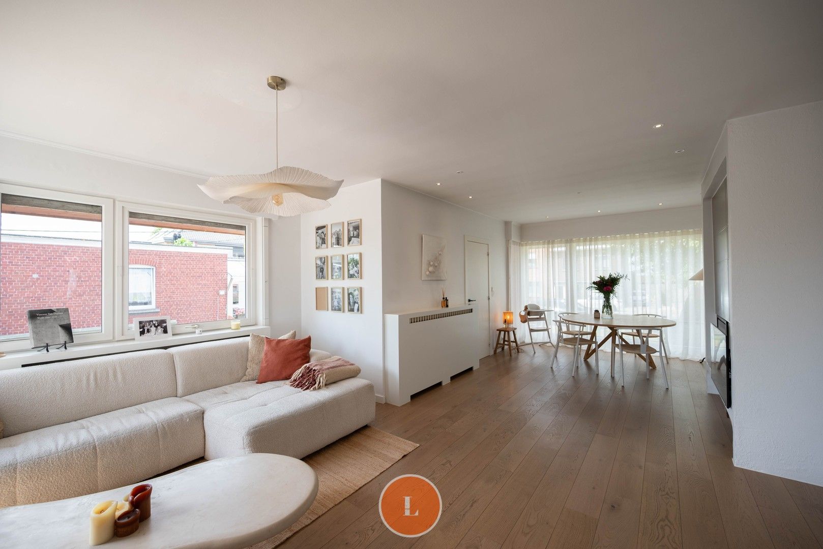 Charmante gerenoveerde halfopen woning met karaktervolle gevel foto 3