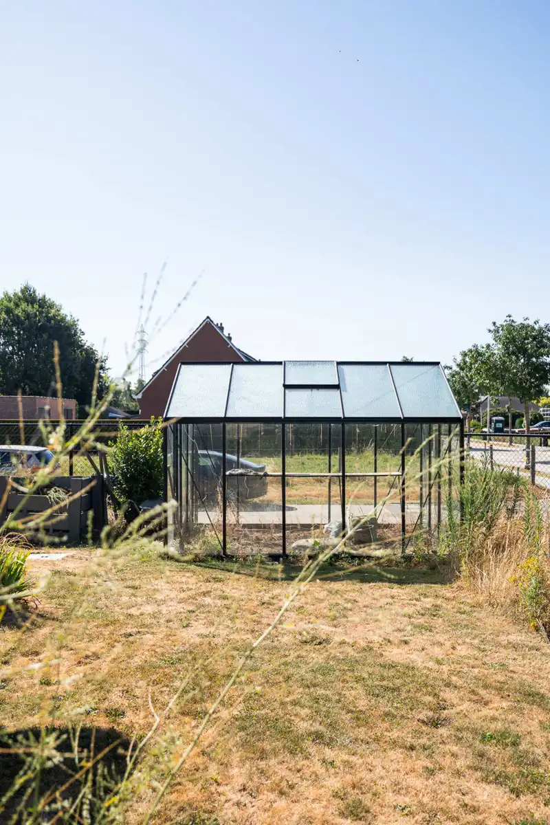 Ruime gezinswoning met 4 slaapkamers op perceel van 528 m² foto 4