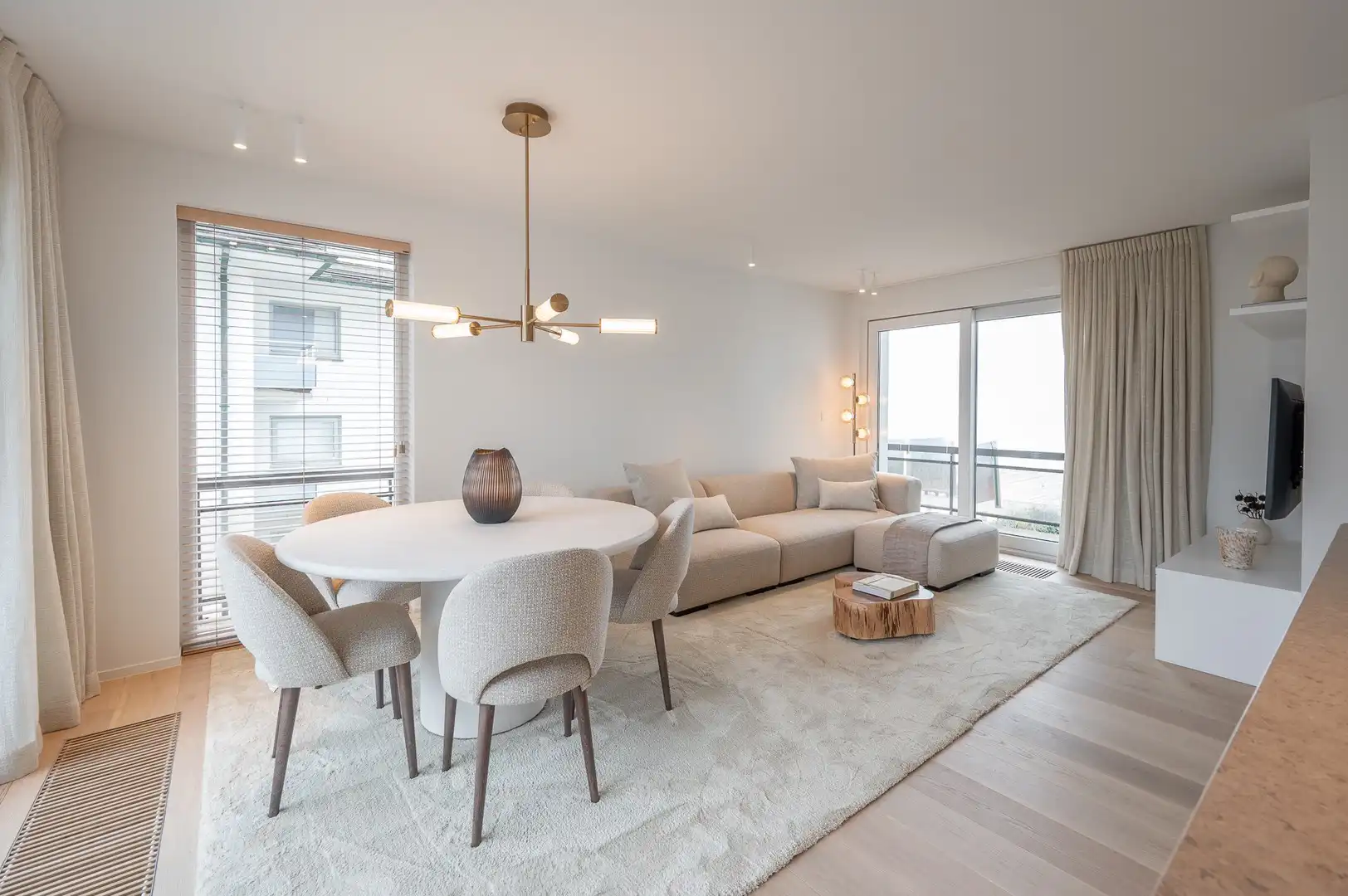 Luxueus gerenoveerd hoekappartement met zeezicht vlakbij de wandeldijk in het Zoute. foto {{pictureIndex}}