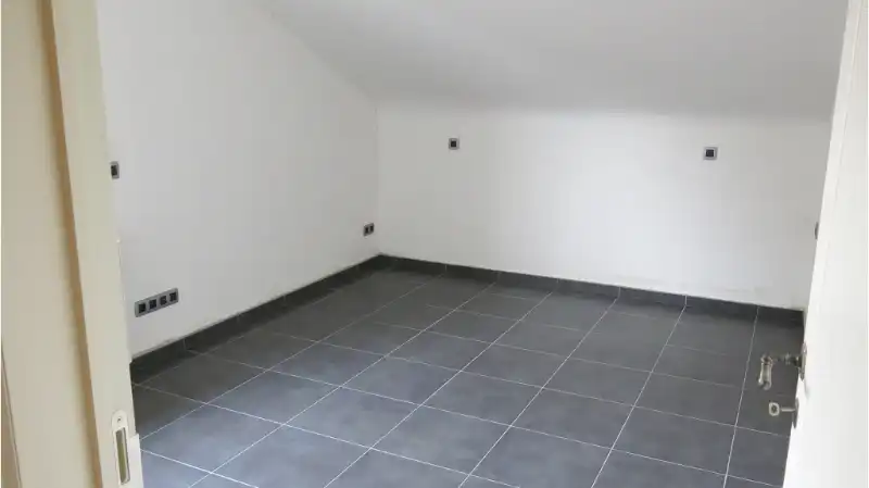 Halfopen villa-woning met Garage en Tuin te huur in Jabbeke foto 14