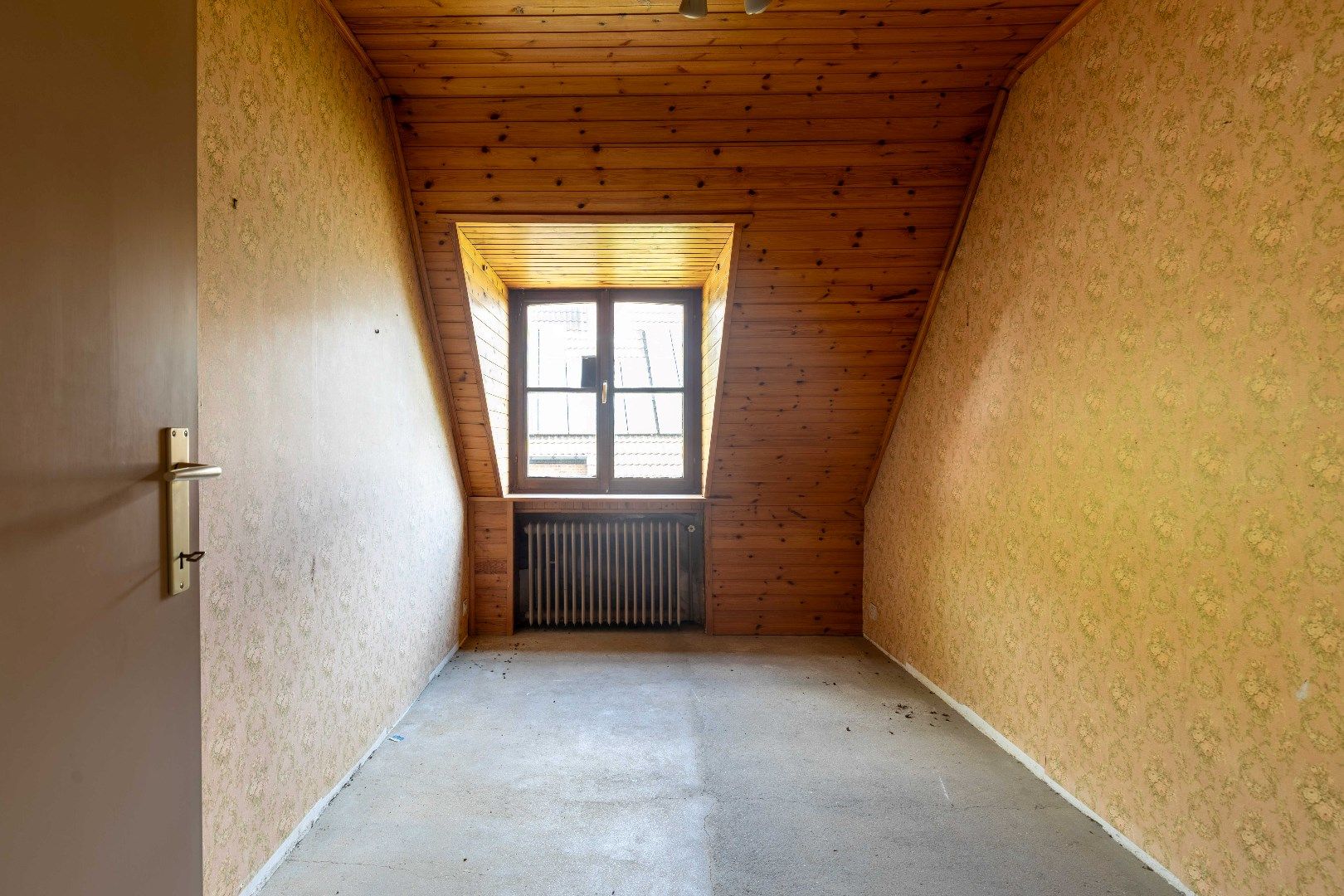 Verder te vernieuwen open bebouwing met grote garage, zonnige tuin en vijver nabij de Damse Vaart. foto 15