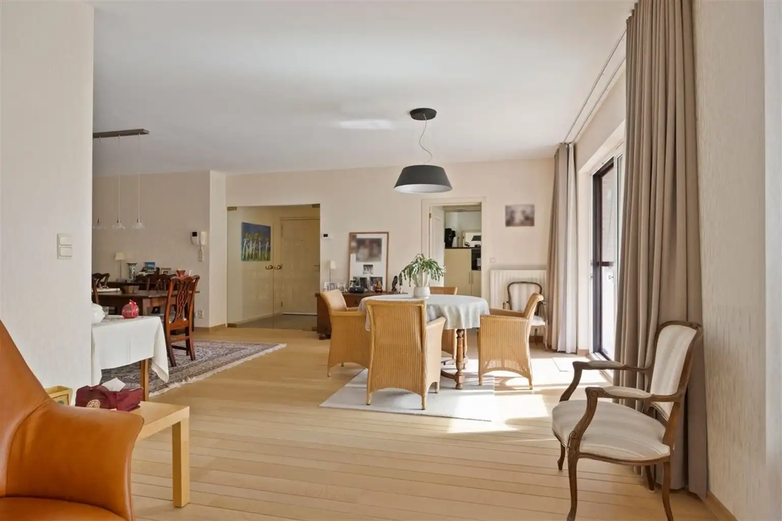 Uitzonderlijk ruim, gelijkvloers 2-slaapkamer appartement met terras en tuintje, zonnepanelen en inpandige garagebox gelegen vlakbij het centrum van Maaseik. foto 5