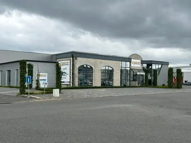 BEDRIJFSPAND MET SHOWROOM EN KANTOREN foto {{pictureIndex}}