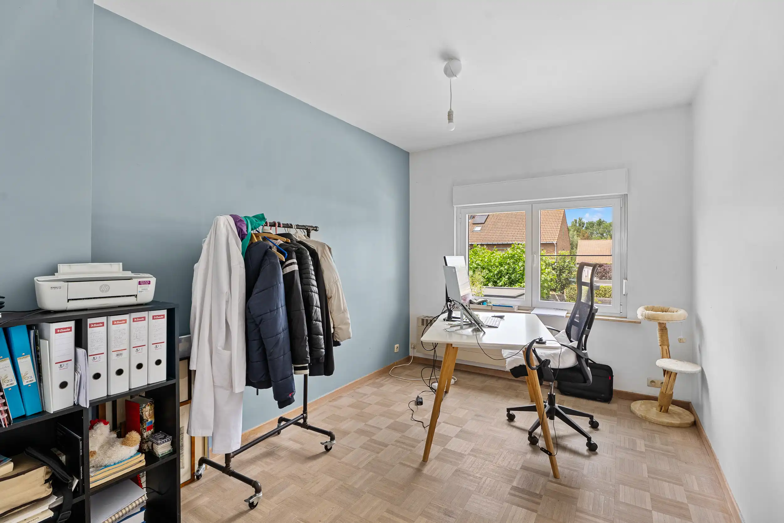Ruime, instapklare, gezinswoning in residentiële wijk foto 15