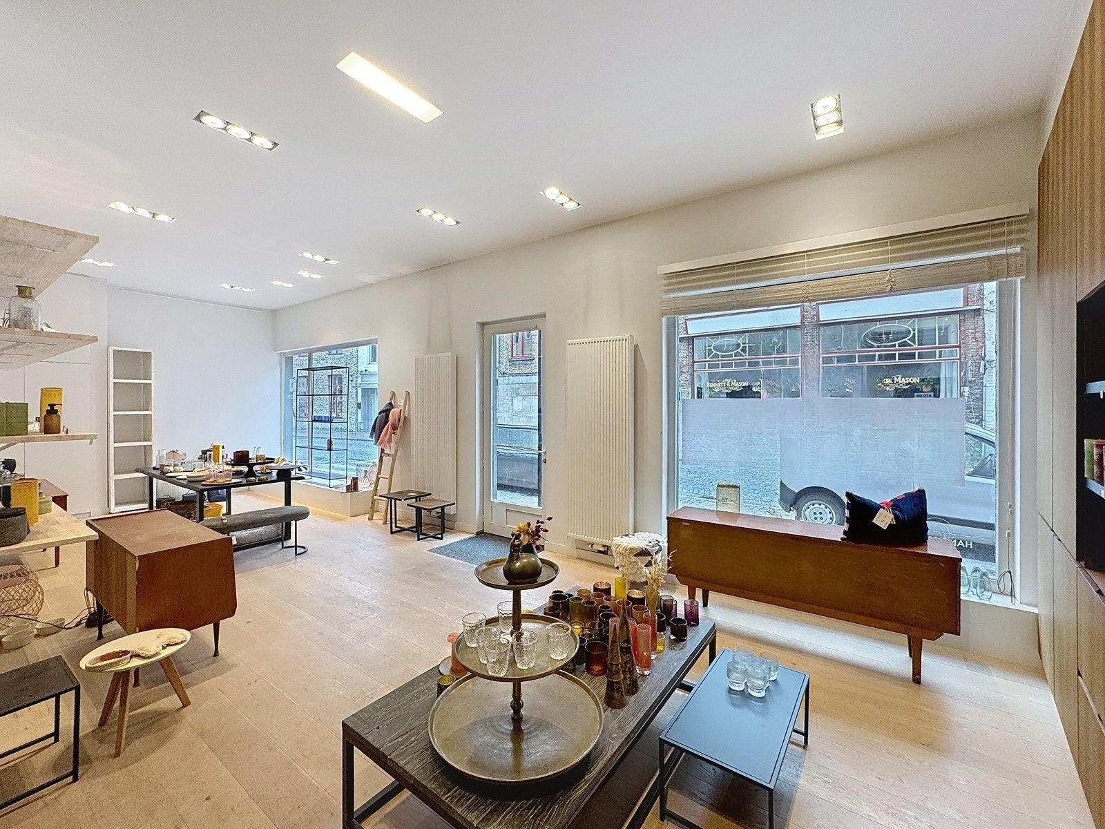 Instapklare & lichtrijke HANDELSRUIMTE (bj 2012) met voorgevelbreedte van 10m in het historisch centrum van Brugge. Grote visibiliteit!!! foto 4