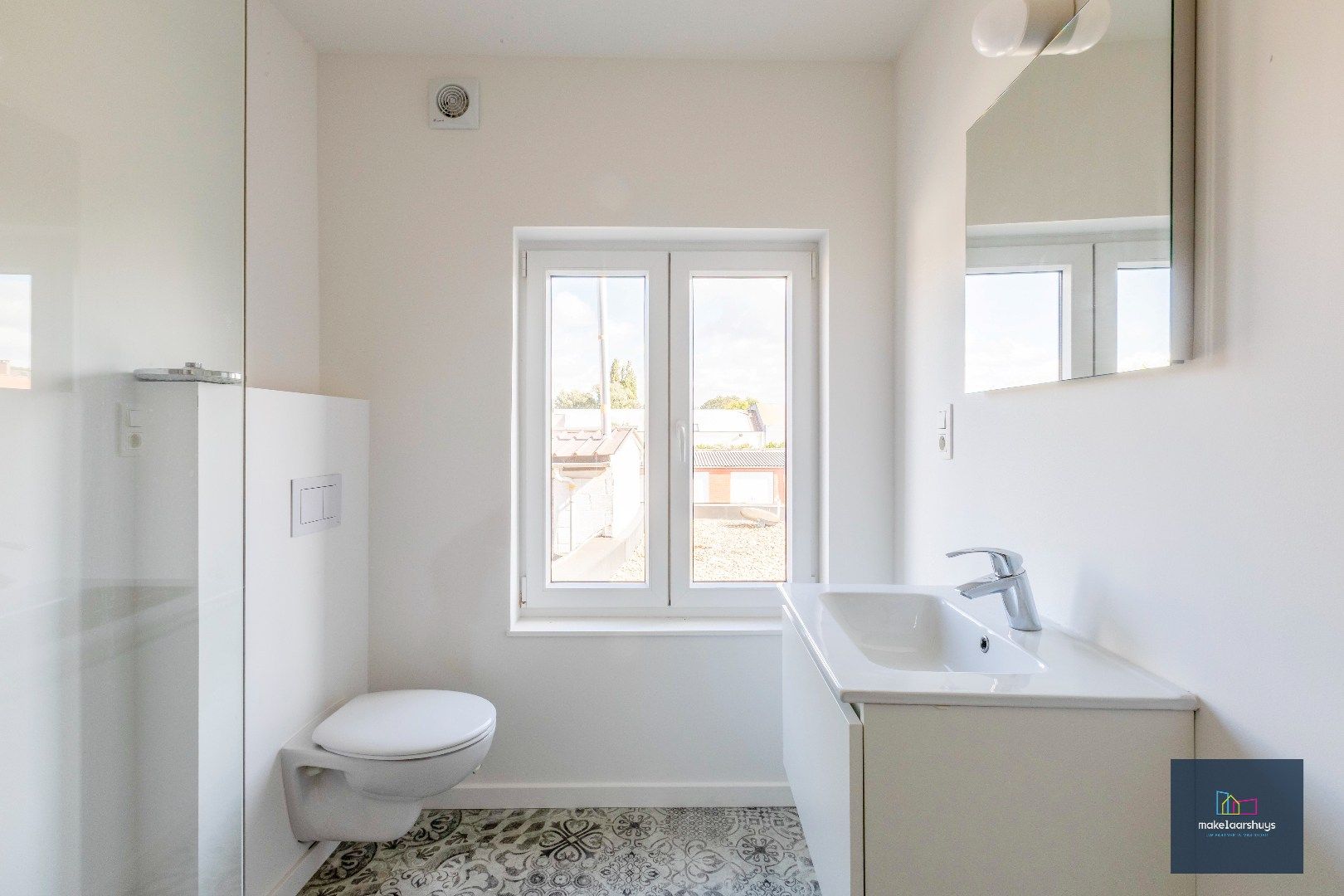 Instapklare gerenoveerde woning in rij met terras, tuin en garagebox foto 14