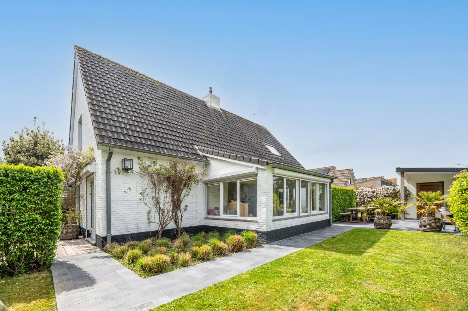 Karaktervolle alleenstaande ruime villa met rondom tuin op korte afstand van het strand  foto {{pictureIndex}}