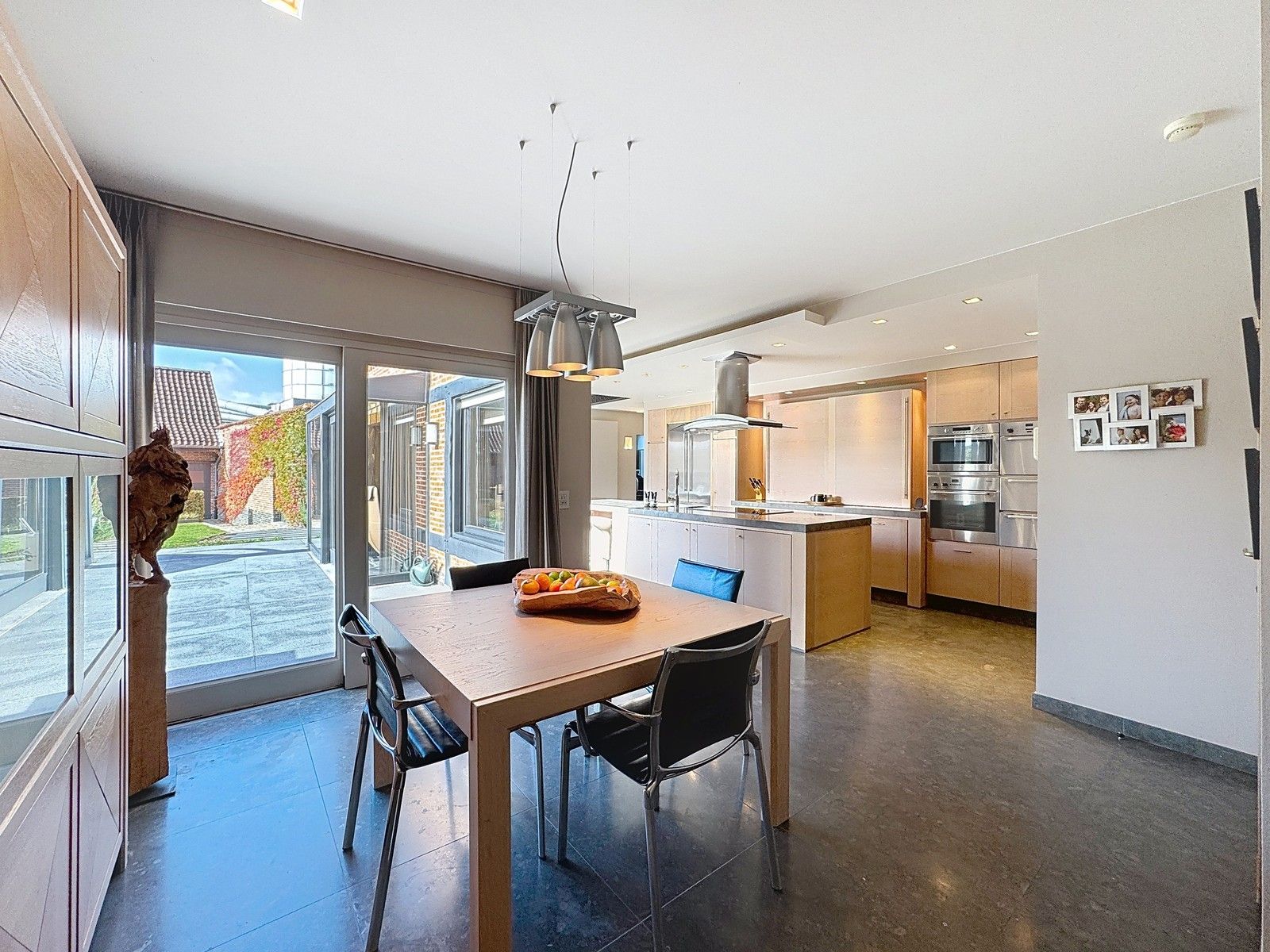 Instapklaar, luxueus afgewerkte VILLA (5 slpkms, dubbele garage, ...) met BIJGEBOUWEN (stallingen en bergplaats). Grondopp.: 2.814m2 + Optioneel : braakliggend stuk industriegrond. foto 4