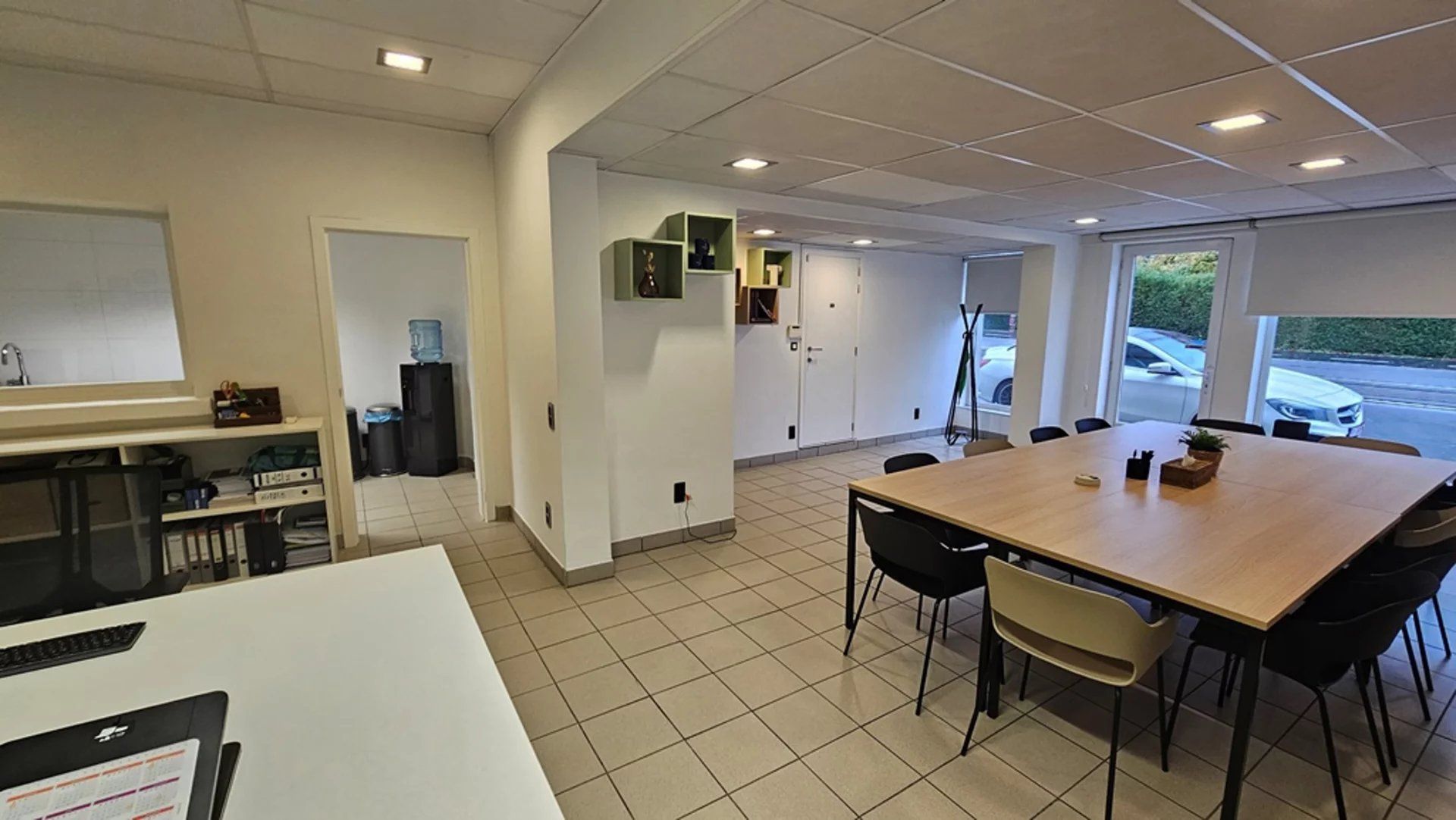 Modern handels gelijkvloers, met uitbreidingsmogelijkheden en ruim magazijn, gelegen net buiten de grote ring van Hasselt.  (Meer info via www.immoland.be)

- Dit handels gelijkvloers werd enkele jar foto 7