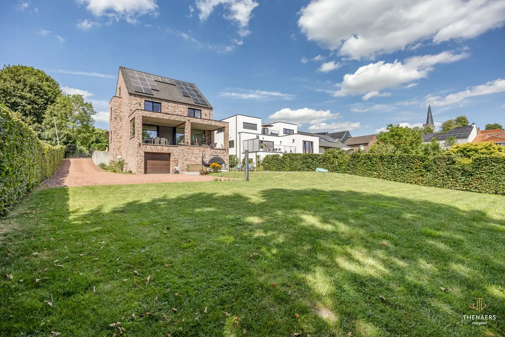 Exclusieve en bijzonder energiezuinige woning met 332 m² woonoppervlakte, vier autostaanplaatsen en verwarmd zwembad. foto 48
