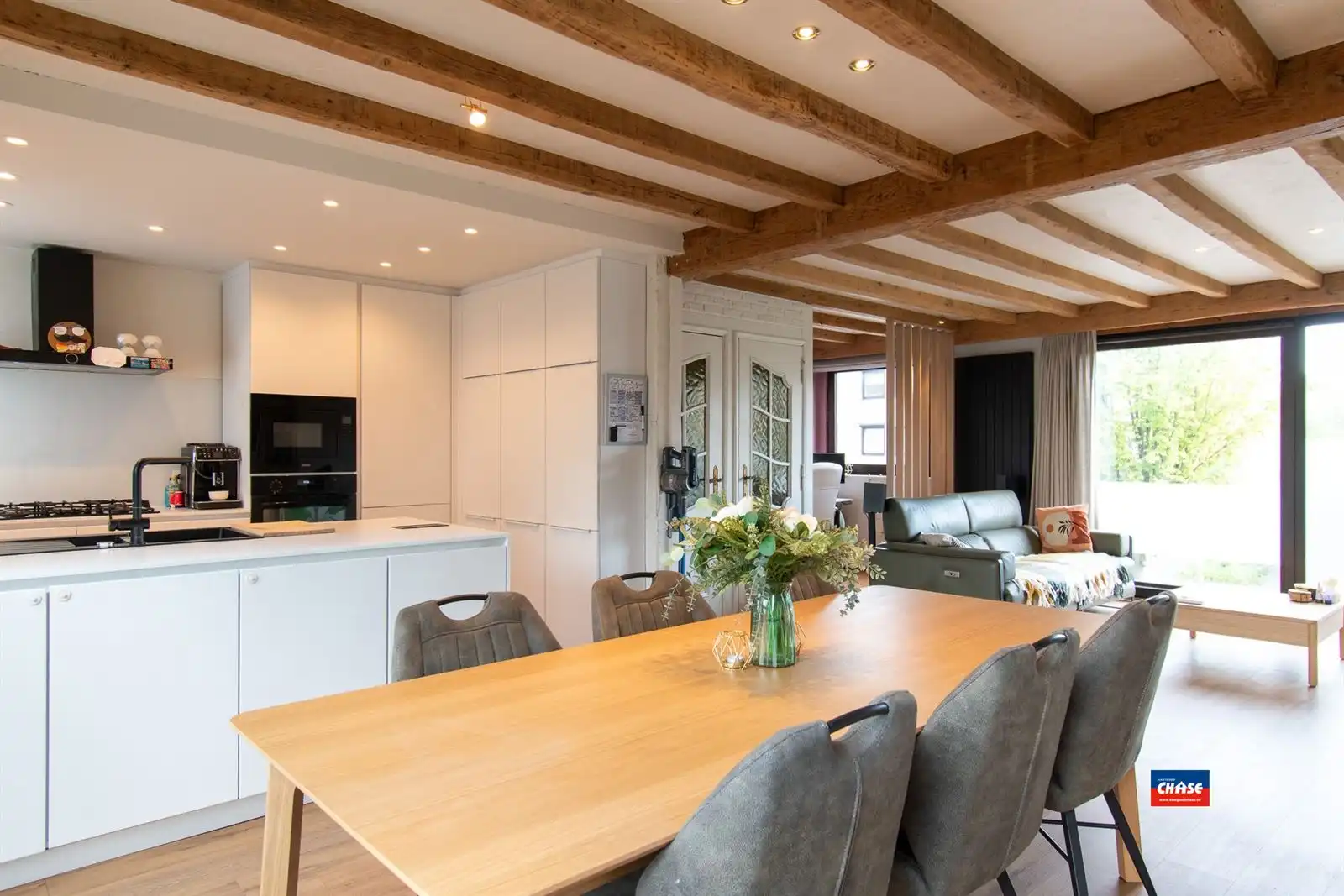 Bel-étage met 4 slaapkamers, grote oprit, garage, grote tuin en groot terras foto 3