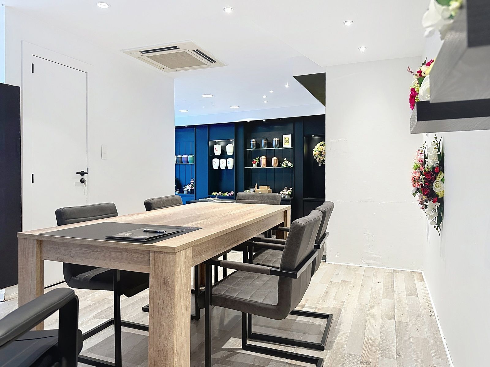 Handelsruimte centraal in winkelstraat foto 3