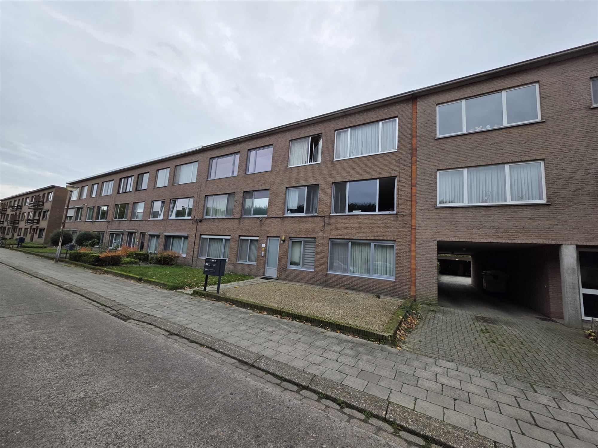 Instapklaar 2-slaapkamer appartement met terras en garage foto 18