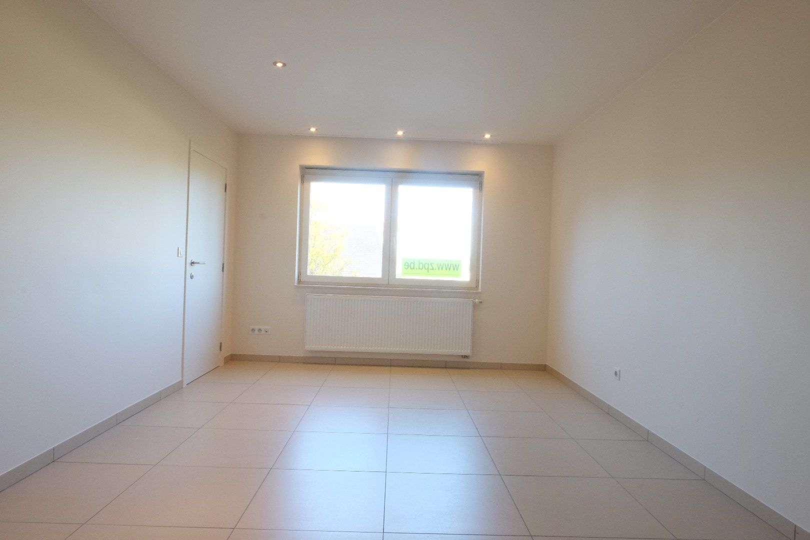 Recente ruime moderne halfopen woning met tuin en garage. foto 14