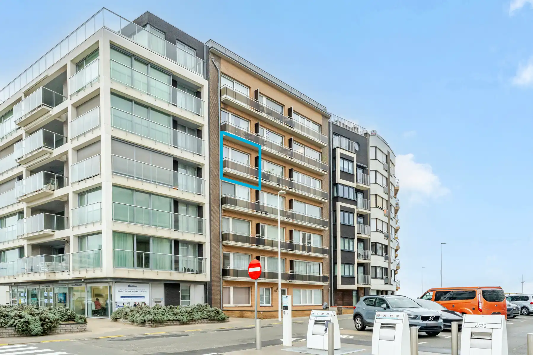 Stijlvol gerenoveerd appartement met zijdelings zeezicht foto 17