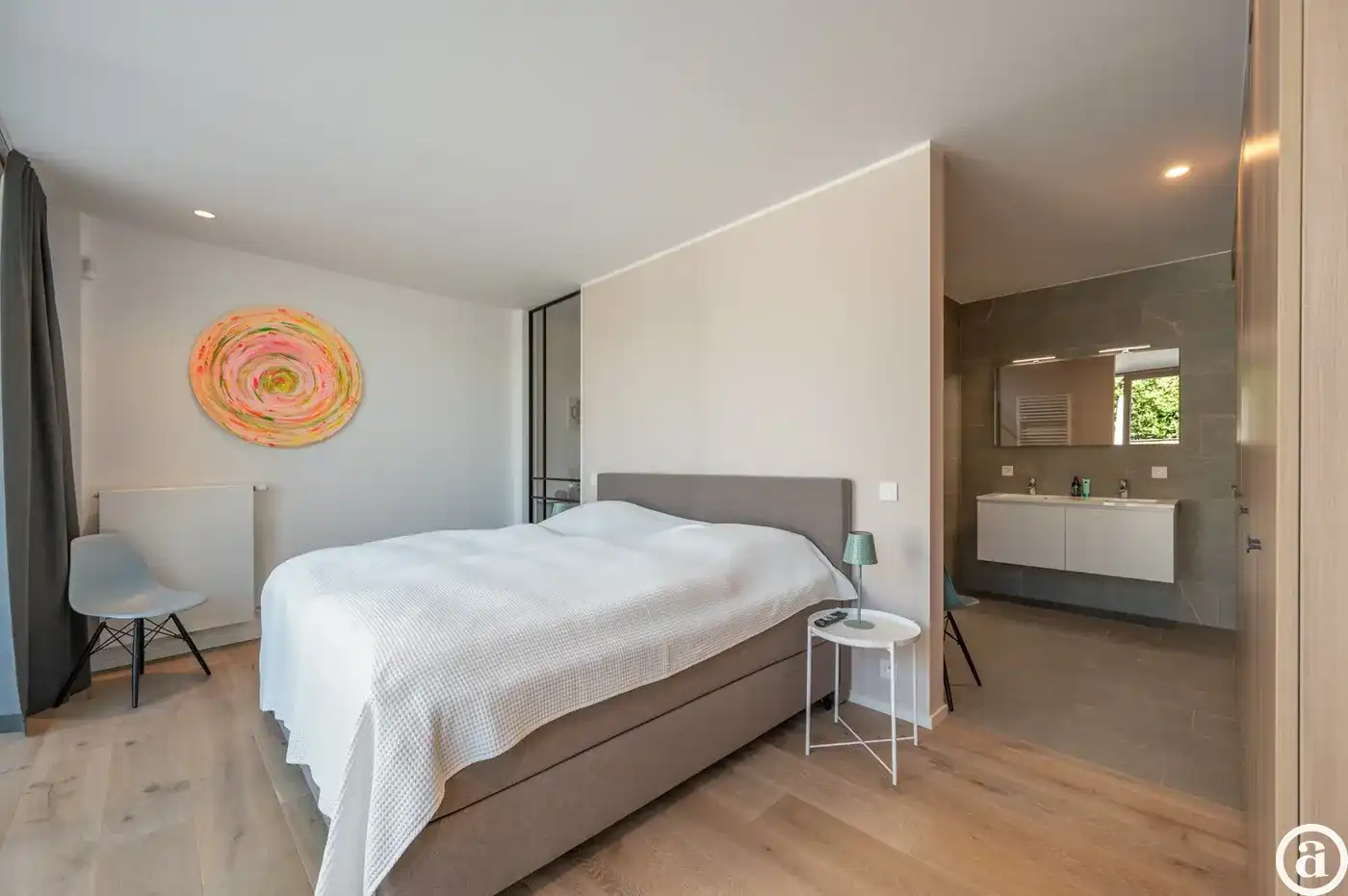 Recente woning aan het karaktervolle Oosthoekplein.          foto 16