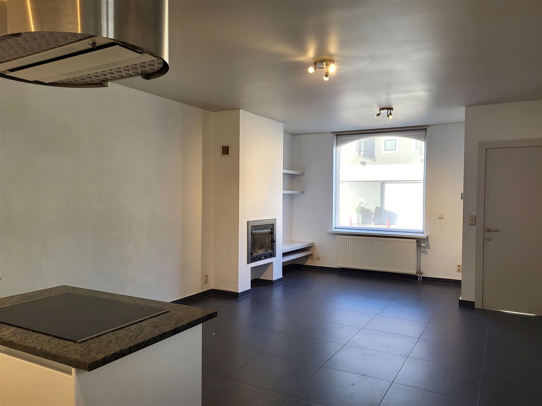 Gerenoveerde woning met twee slaapkamers en groot terras foto 3