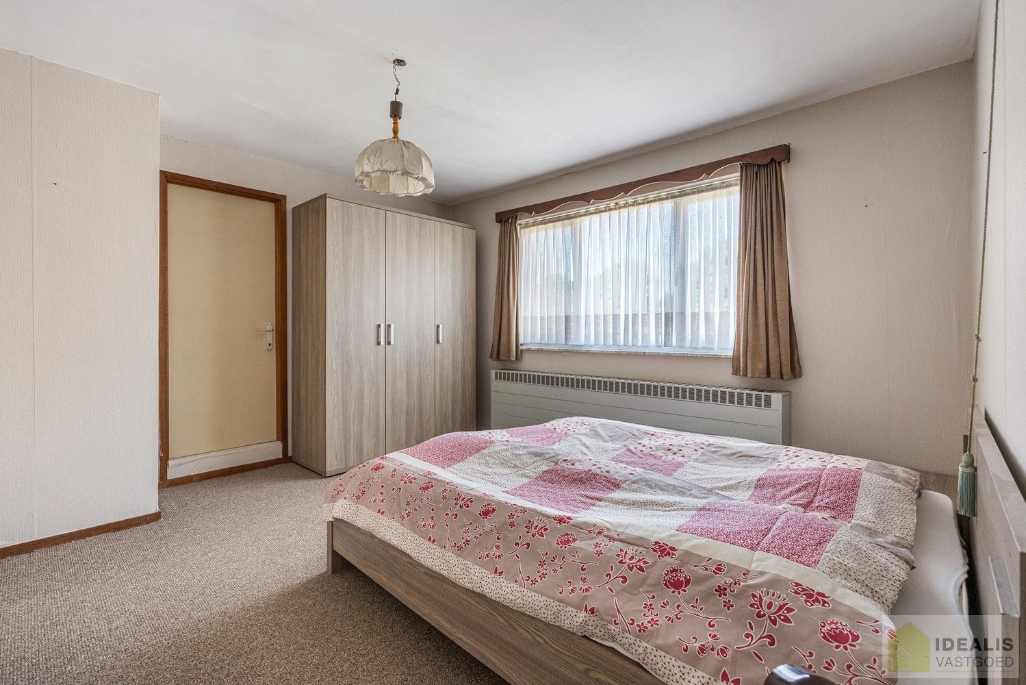 RUSTIG GELEGEN OP TE KNAPPEN EENGEZINSWONING MET 3 SLAAPKAMERS! - De woning omvat maar liefst 166m² bewoonbare oppervlakte met ruime woonkamer, keuken, 3 slaapkamers, badkamer, garage. De woning is rustig gelegen op een perceel met een opp. van 6a 21ca. foto 20