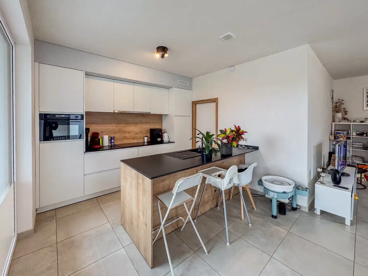 Nieuwbouwwoning met 3 ruime slaapkamers en tuin. foto 3