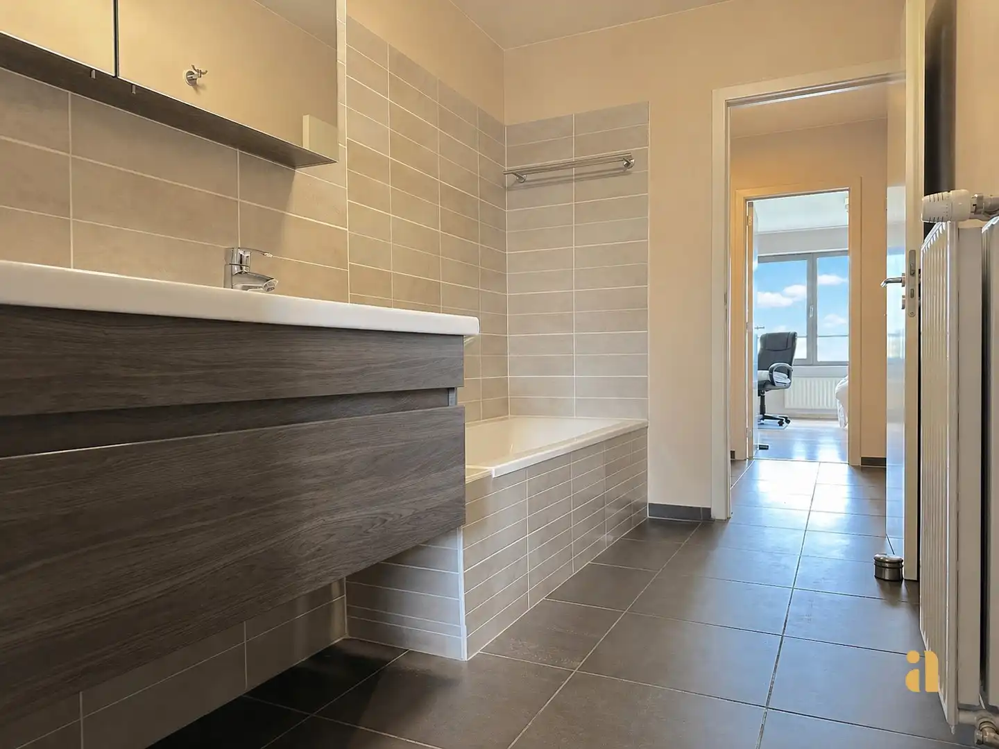 Zon, ruimte & torens: dit lichtrijke appartement heeft het allemaal! foto 19