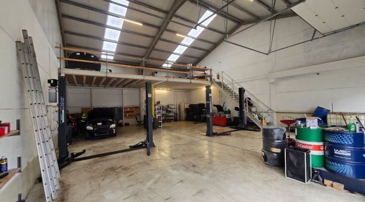 Instapklare KMO-unit (190m²) met tussenverdieping (60m²) en 2 voorbehouden parkeerplaatsen te koop in Middelkerke foto 3