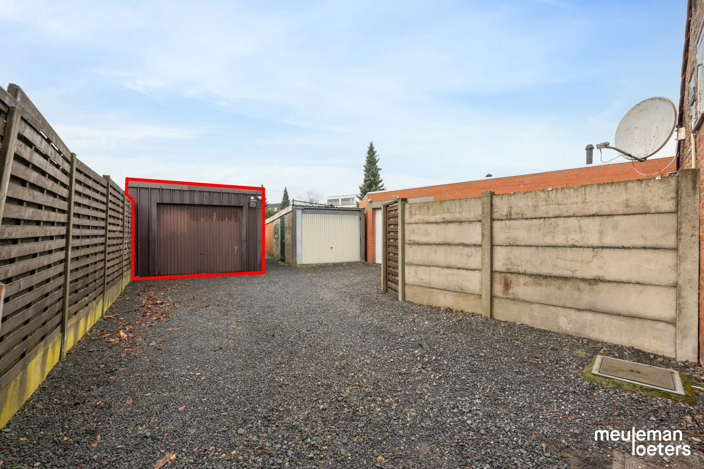 Charmante te renoveren halfopen woning met garage en ruime tuin foto 6