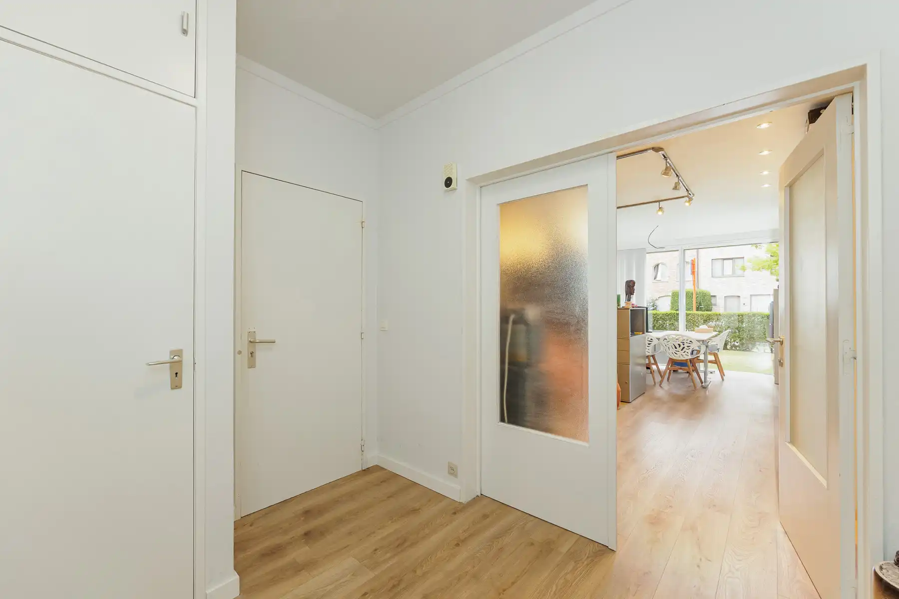INSTAPKLAAR GELIJKVLOERS 2 SLAAPKAMER APPARTMENT + GARAGE foto 7