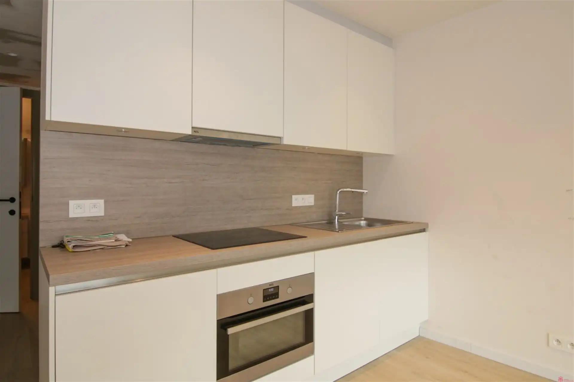 Moderne studio met slaaphoek en zonnig terras in hartje Kortrijk foto 6