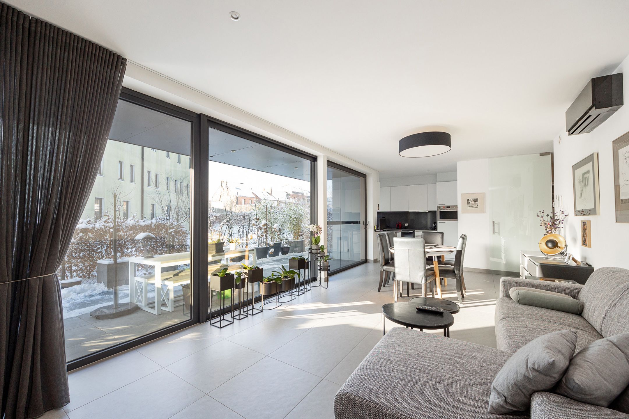 Energiezuinig gelijkvloers 3-slaapkamer appartement foto {{pictureIndex}}
