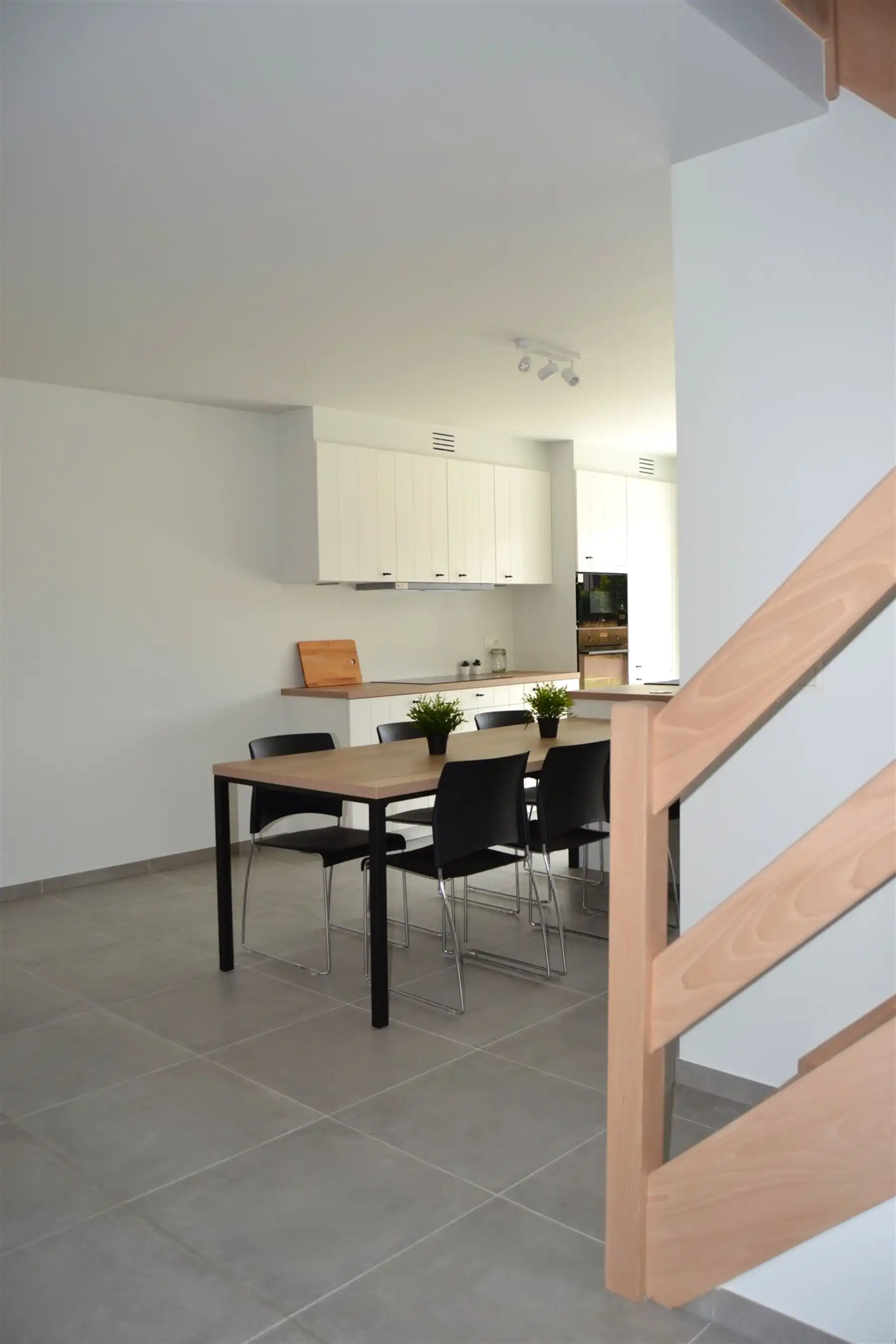 ruime halfopen bebouwing met drie slaapkamers foto 3