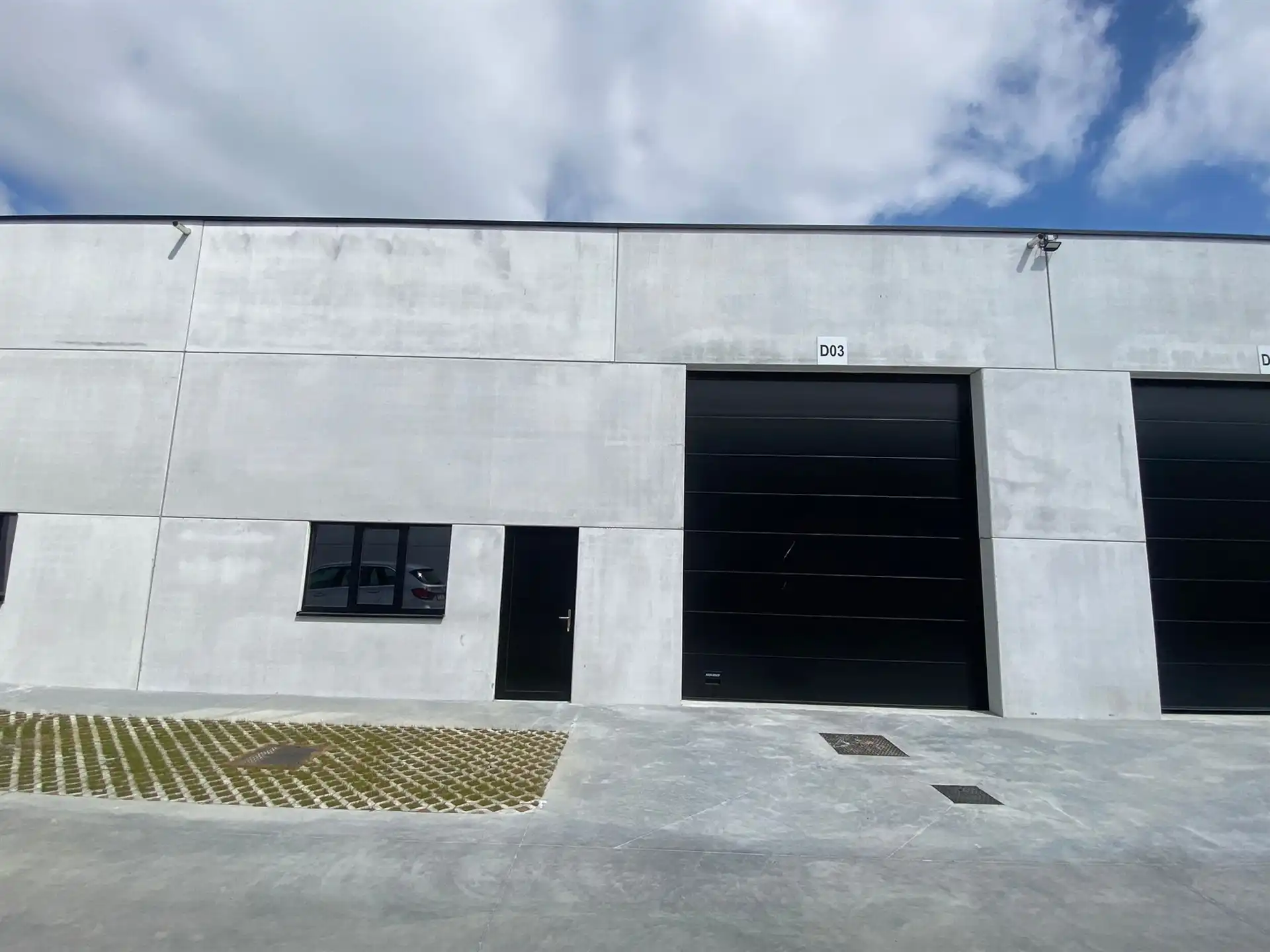 Nieuwbouw KMO-units te huur te Waregem foto {{pictureIndex}}