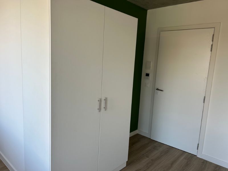 Moderne lichtrijke studentenkamer in een nieuwbouwproject op een top locatie in centrum Kortrijk met zicht op plein. foto 8