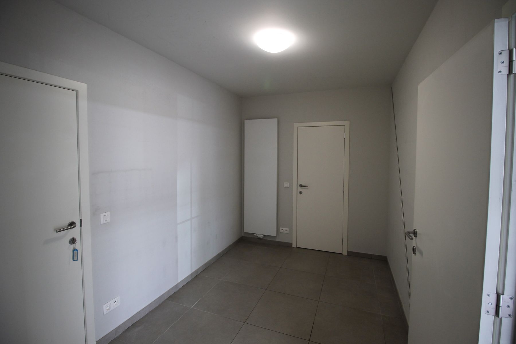 Gelijkvloers handelspand/kantoorruimte met 2 autostaanplaatsen in het centrum van Merksplas. foto 5