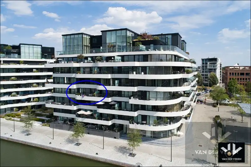 ZUIDZICHT I MET FRONTAAL WATERZICHT foto {{pictureIndex}}