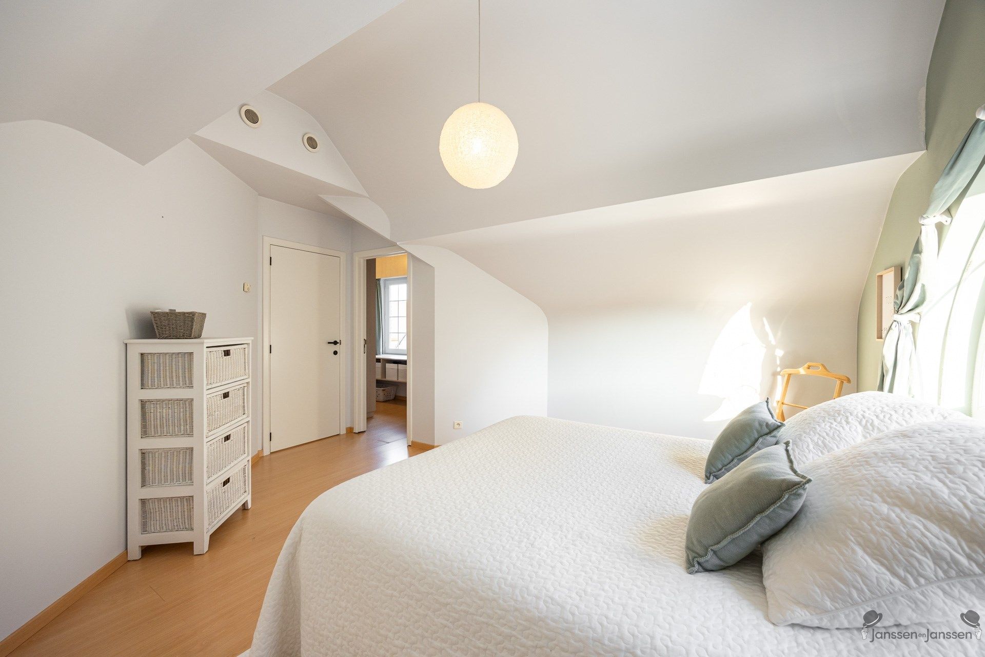 Lichtrijke, top-onderhouden woning in een doodlopende straat in hartje Sint-Job foto 19