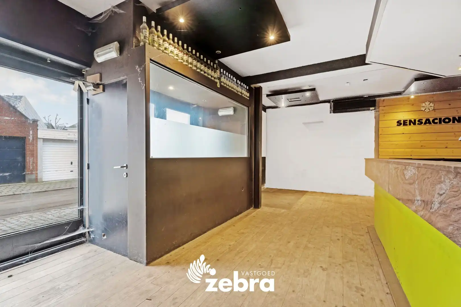 Ruim handelspand met duplex-appartement gelegen op een commerciële ligging te Kuurne! foto 2