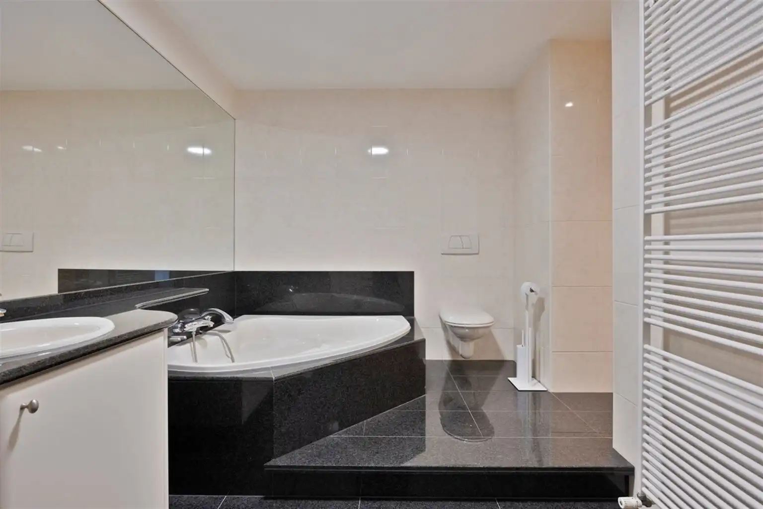 Uitzonderlijk ruim, gelijkvloers 2-slaapkamer appartement met terras en tuintje, zonnepanelen en inpandige garagebox gelegen vlakbij het centrum van Maaseik. foto 22