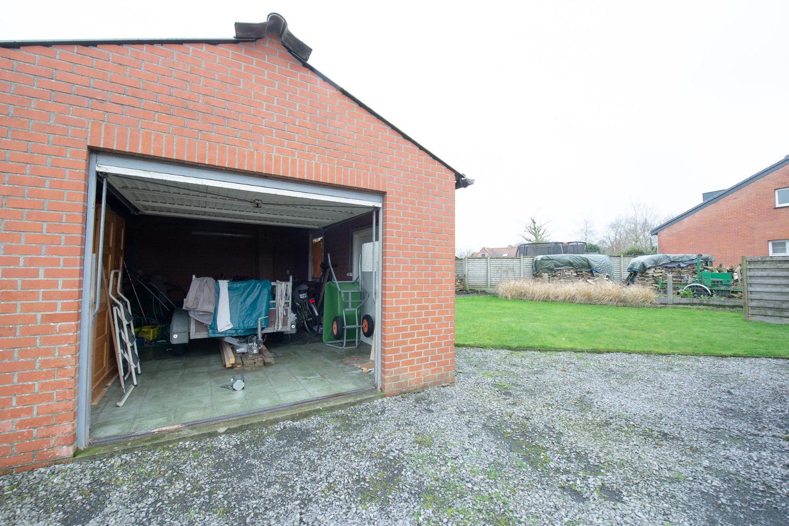 Landelijk gelegen te renoveren woning met garage en tuin foto 5